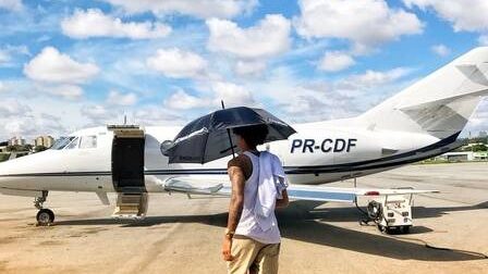 Cotado para o BBB 26, cantor comprou jatinho de R$ 6 milhões e cobertura de R$ 4 milhões