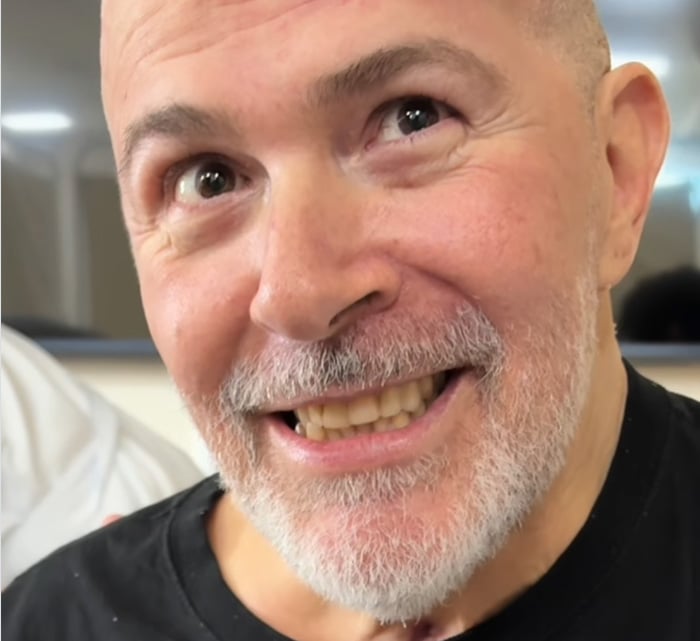 Mingau aparece sorrindo em vídeo de reabilitação e família atualiza recuperação do músico