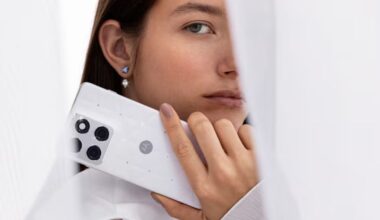 Motorola anuncia celular com a cor Pantone de 2026 e cristais Swarovski