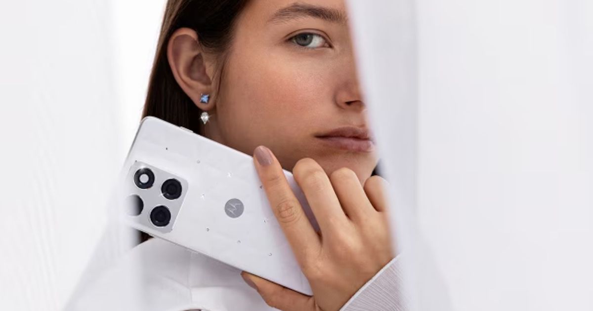 Motorola anuncia celular com a cor Pantone de 2026 e cristais Swarovski
