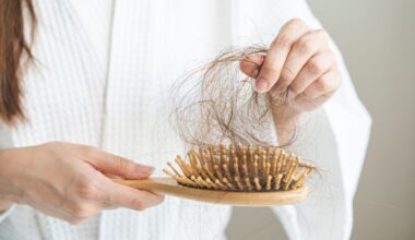 Marta León, especialista em hormônios: "Se você notar que está perdendo mais cabelo a cada dia, é essencial consumir colina, biotina e verificar seus níveis de ferro"