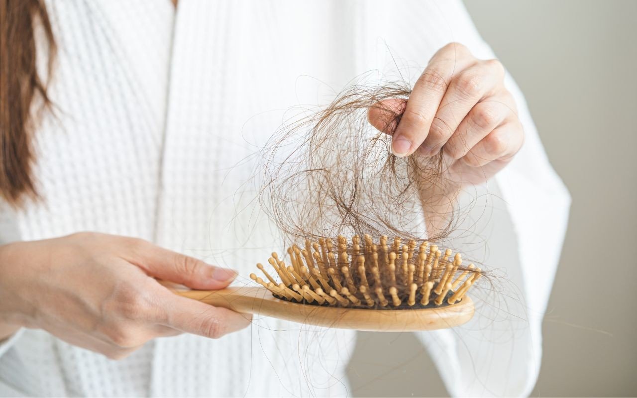 Marta León, especialista em hormônios: "Se você notar que está perdendo mais cabelo a cada dia, é essencial consumir colina, biotina e verificar seus níveis de ferro"