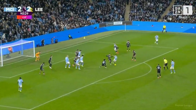Phil Foden motivou a loucura no Etihad com este golo ante o Leeds