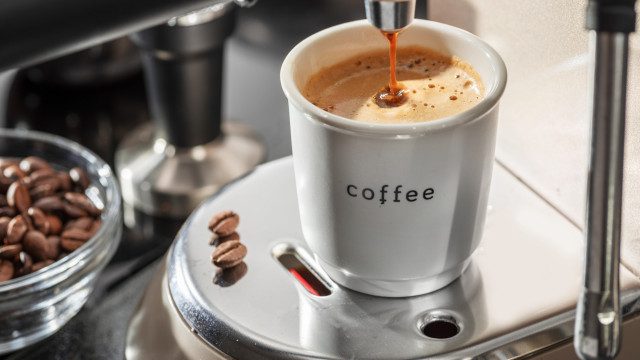 6 bebidas que nunca deve tomar de estômago vazio, segundo especialistas