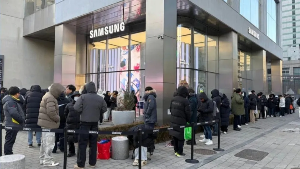 Z TriFold. Dobrável triplo da Samsung esgotou numa questão de minutos