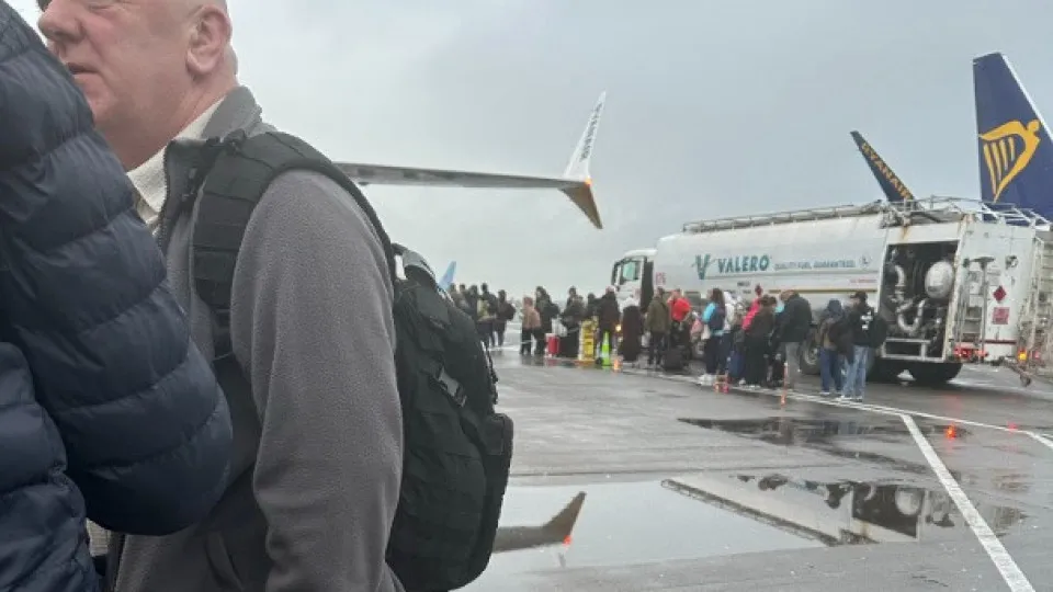 Avião embate em camião de combustível e é evacuado. Vinha para Portugal