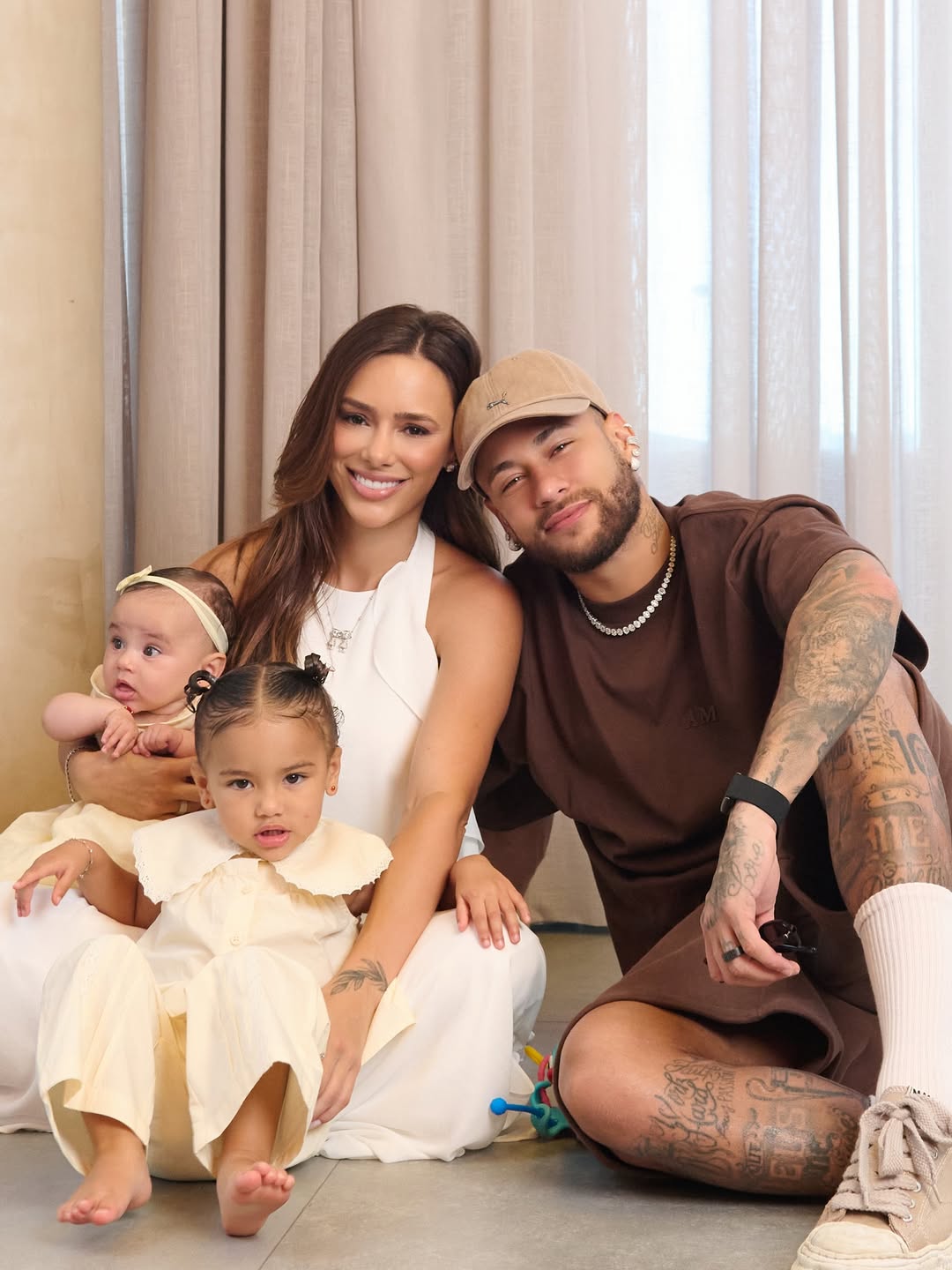 Bruna Biancardi e Neymar Jr com as filhas - Foto: Reprodução / Instagram @brunabiancardi / Revista Crescer / Lucas Alves