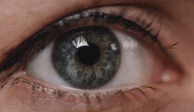 Tremedeira no olho aparece de repente e deixa muita gente intrigada