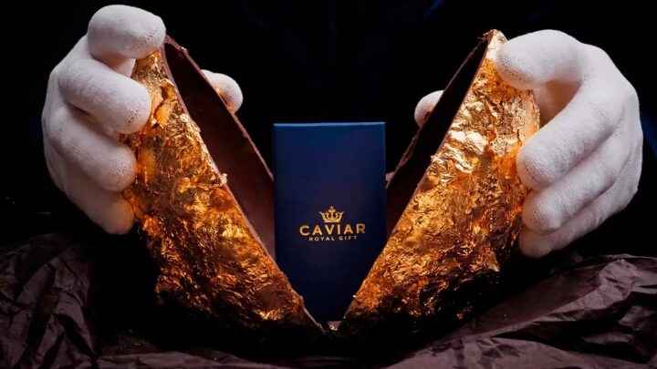 Imagem ovo de chocolate caviar com um iPhone 17 Pro Max em ouro no interior