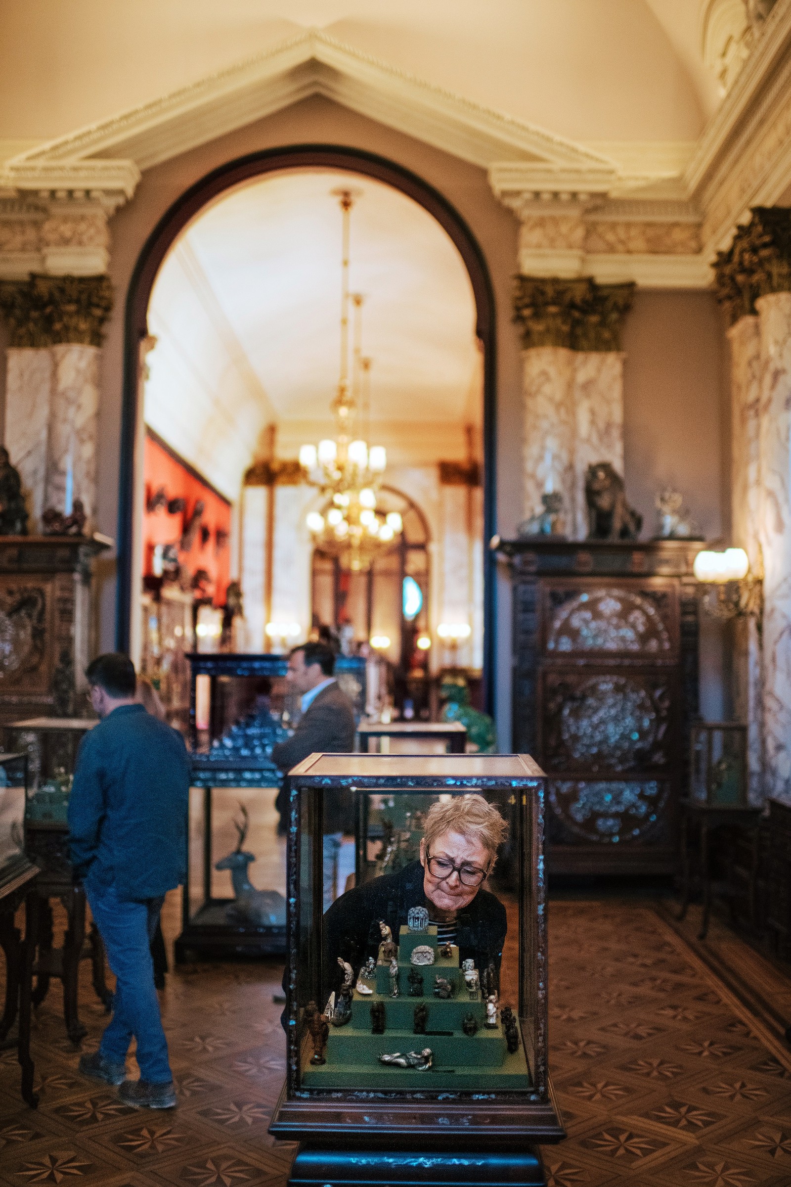 Visitantes caminham entre os objetos expostos no Musée d'Ennery, em Paris — Foto: Dmitry Kostyukov/The New York Times