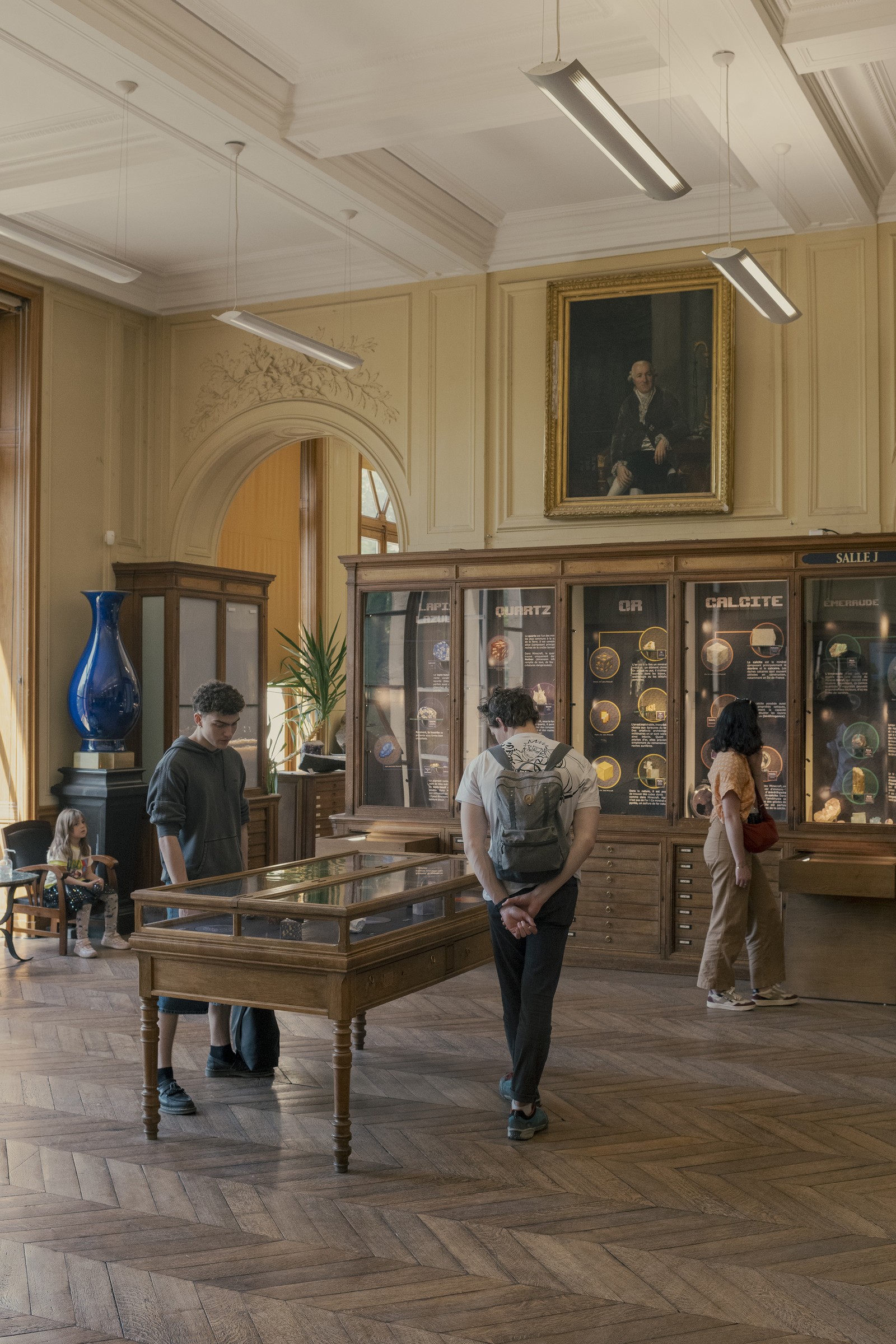 Visitantes no Museu de Mineralogia da École des Mines de Paris, que tem mais de cem mil objetos, sendo cinco mil em exibição — Foto: Dmitry Kostyukov/The New York Times