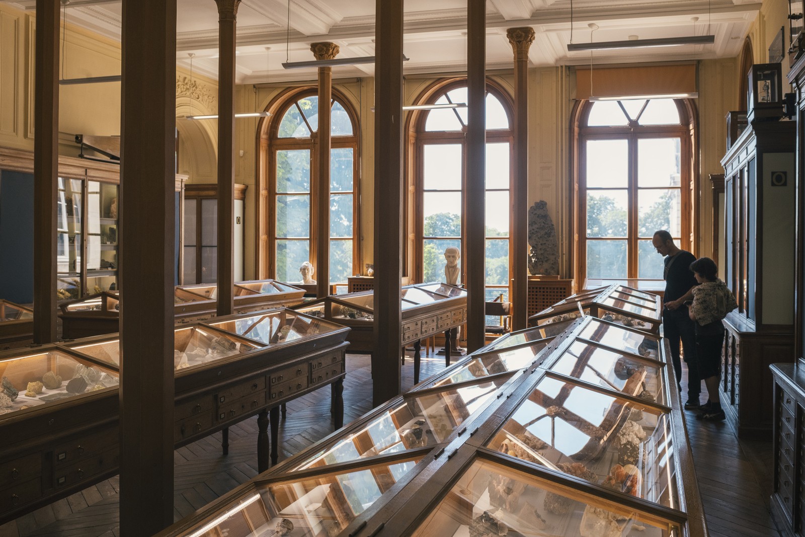 Visitantes no Museu de Mineralogia da École des Mines de Paris, que tem mais de cem mil objetos, sendo cinco mil em exibição — Foto: Dmitry Kostyukov/The New York Times