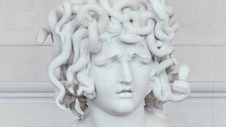 O busto de mármore 'Méduse', do italiano Gian Lorenzo Bernini, faz parte da exposição da Sala de Consulta de Gravuras e Desenhos do Museu do Louvre, em Paris — Foto: Dmitry Kostyukov/The New York Times