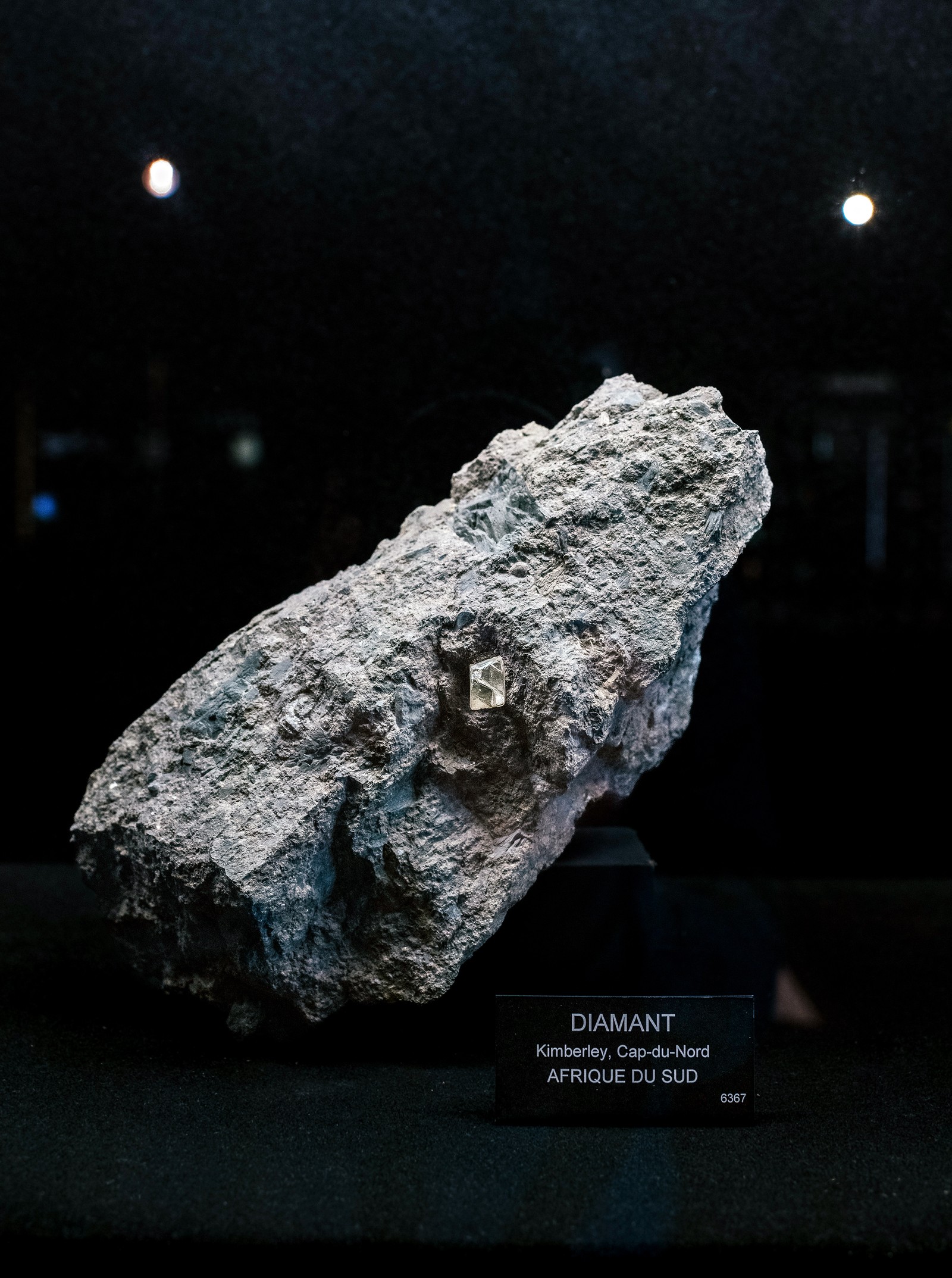 Retirado da África do Sul, o diamante encravado numa rocha vulcânica é um dos destaques da coleção do Museu de Mineralogia da École des Mines de Paris — Foto: Dmitry Kostyukov/The New York Times