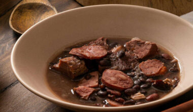 Sua prisão de ventre pode ir embora colocando essa fruta no feijão