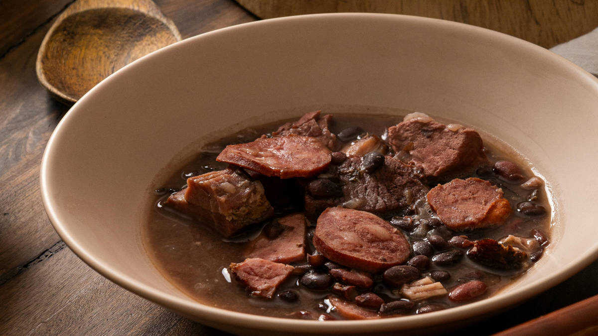 Sua prisão de ventre pode ir embora colocando essa fruta no feijão