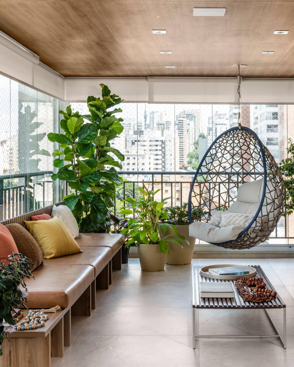plantas-tt-interiores Varanda com janela de parede a parede, revestida com materiais naturais