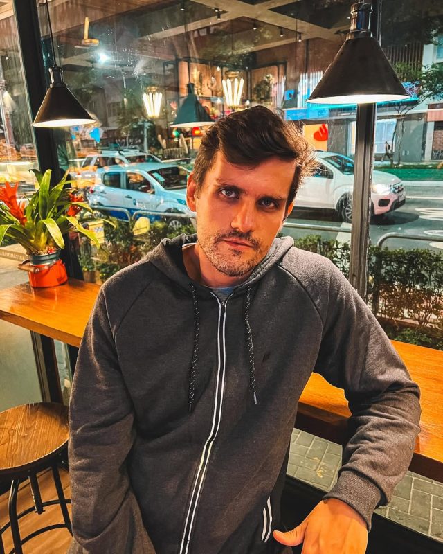 O ex-presidente será interpretado pelo ator norte-americano Jim Caviezel - quem-e-o-ator-de-sc-escolhido-para-interpretar-carlos-bolsonaro-em-filme-sobre-o-ex-presidente (11)