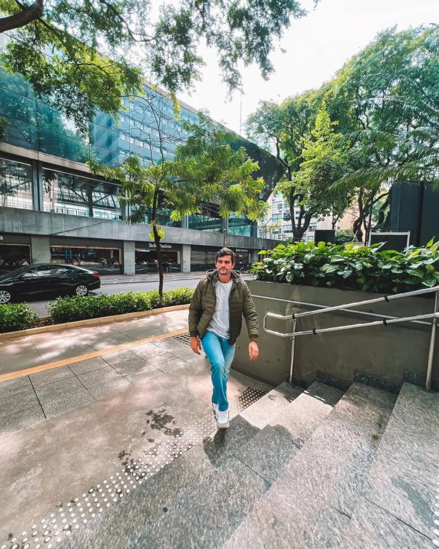 Ator é natural de Blumenau e já atuou em uma minissérie da Netflix - quem-e-o-ator-de-sc-escolhido-para-interpretar-carlos-bolsonaro-em-filme-sobre-o-ex-presidente (14)