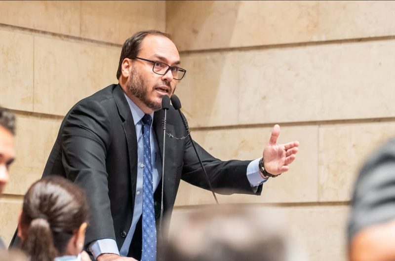 Deputado Carlos Bolsonaro - quem-e-o-ator-de-sc-escolhido-para-interpretar-carlos-bolsonaro-em-filme-sobre-o-ex-presidente (3)