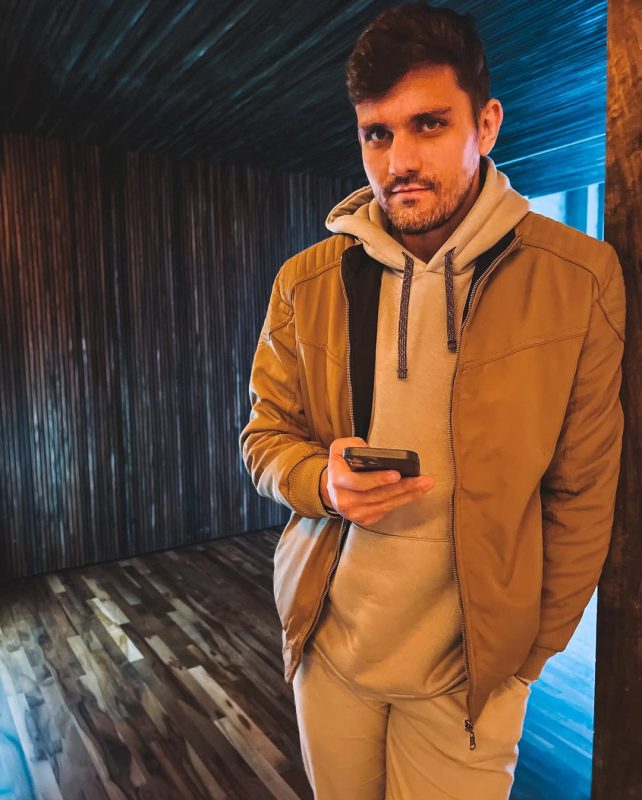 Filme terá direção americana e roteiro de Mario Frias - quem-e-o-ator-de-sc-escolhido-para-interpretar-carlos-bolsonaro-em-filme-sobre-o-ex-presidente (9)