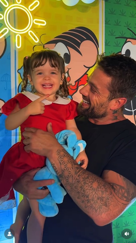 Rafael Cardoso com a filha caçula, Helena - Foto: Reprodução / Instagram @rafaelcardoso9