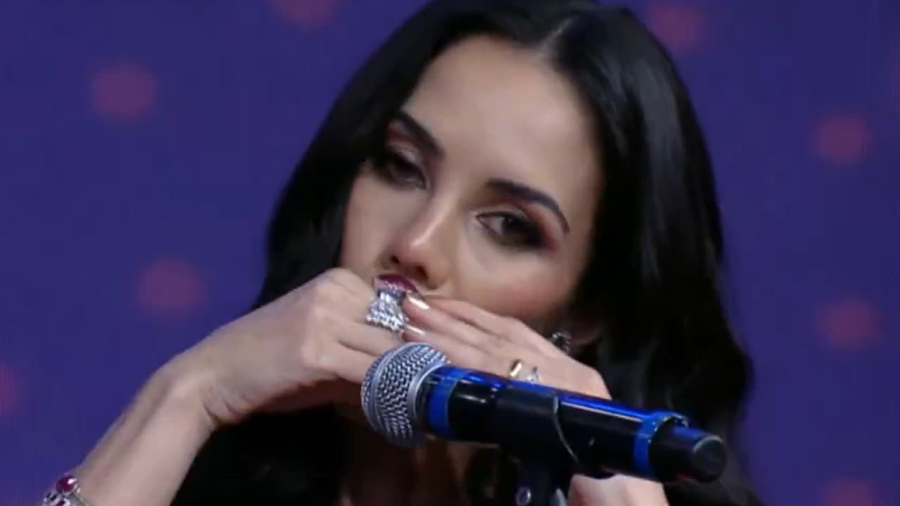 Viraliza reação dos colegas com Daniela Albuquerque tocando gaita na RedeTV!; vídeo