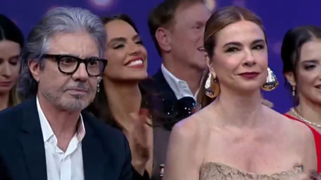 Viraliza reação dos colegas com Daniela Albuquerque tocando gaita na RedeTV!; vídeo