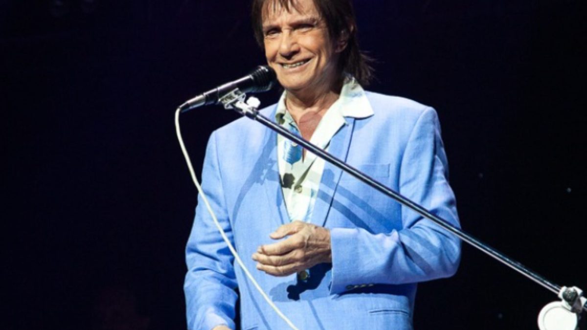 Roberto Carlos é levado ao hospital após acidente no RS