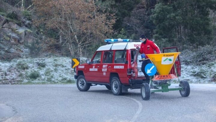 Serviços da Câmara Municipal de Miranda do Corvo, em conjunto com os Bombeiros Voluntários de Miranda do Corvo, espalham sal-gema nas estradas municipais. Fonte: Notícias de Coimbra (2021)