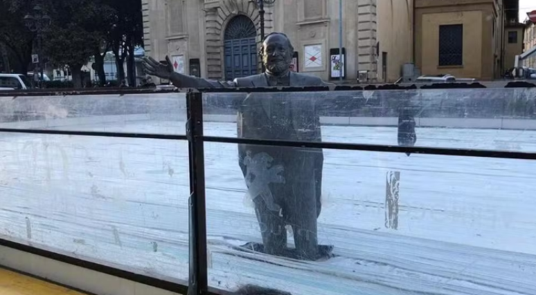 Estátua do tenor com as pernas parcialmente congeladas