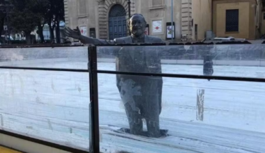 Estátua de Pavarotti 'presa ao gelo' causa polêmica e revolta na Itália