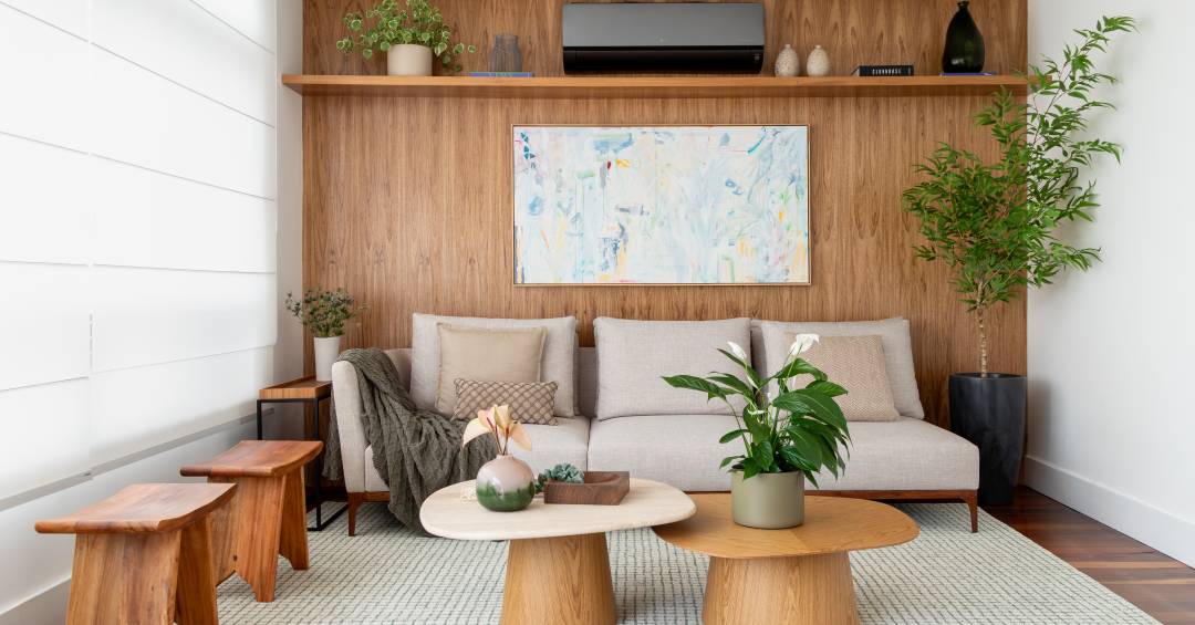 Sofá “comprado errado” vira protagonista da renovação da sala e office deste apê