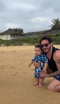 Ravi conhece a praia pela primeira vez - Foto: Reprodução / Instagram