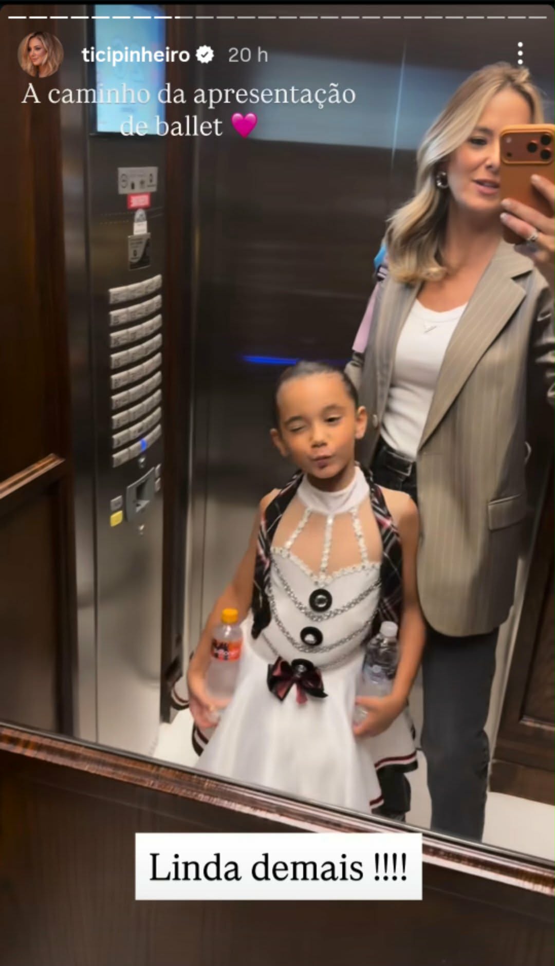 Ticiane Pinheiro prestigia a filha em apresentação de balé