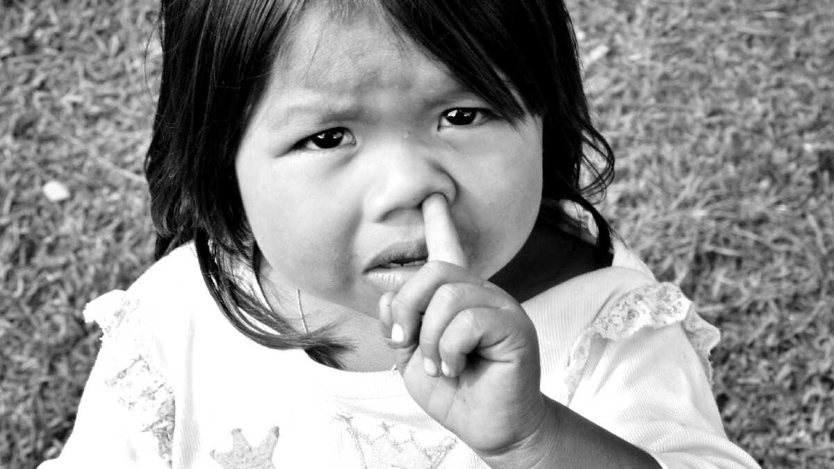 Estudo sugere ligação entre alzheimer e tirar meleca do nariz