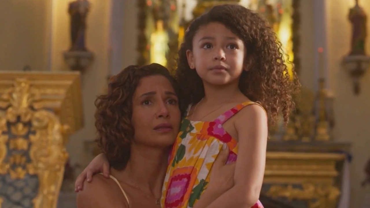 Sofia defende golpe da mãe na frente de Leona