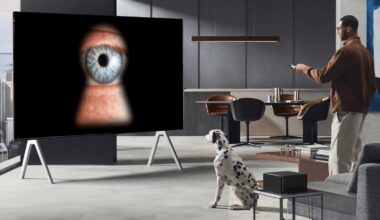 Homem na sala de estar a mexer no comando da televisão. Na televisão uma fechadura a mostrar um olho