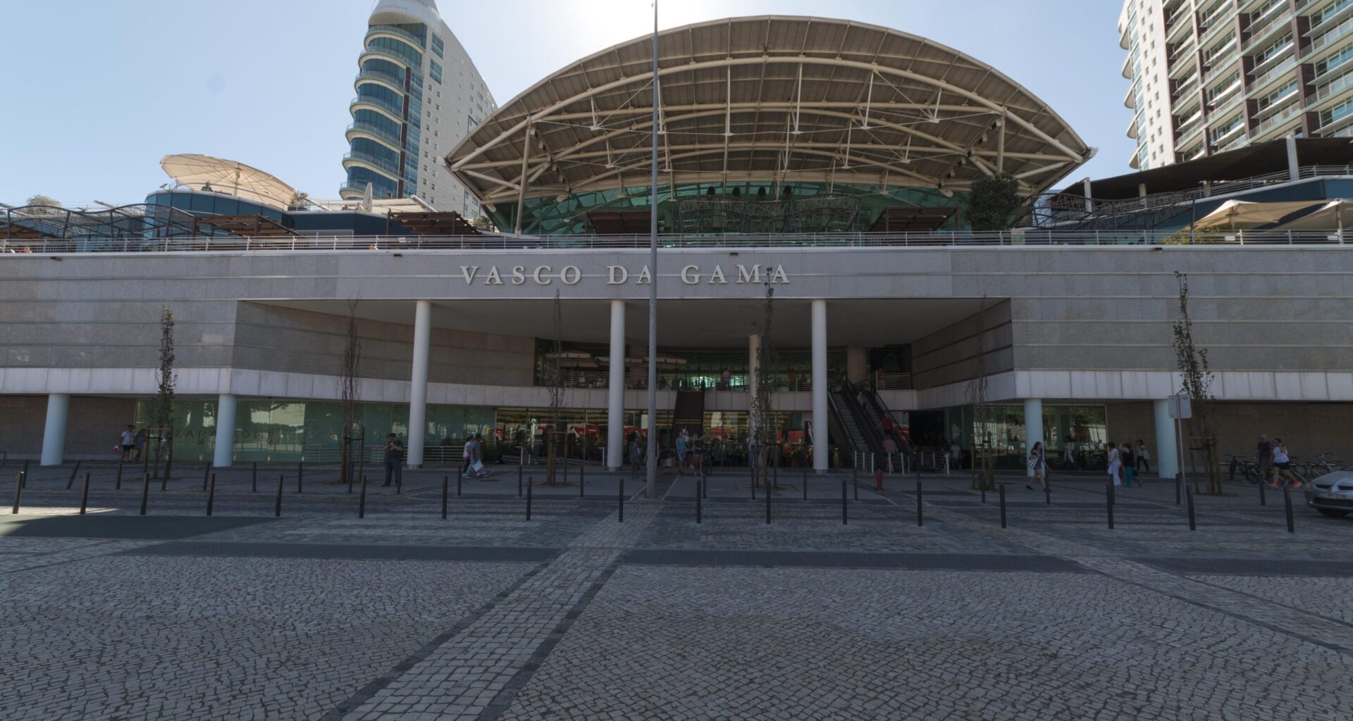 Assalto no Centro Comercial Vasco da Gama: homem armado com pé de cabra detido após partir montras de ourivesaria