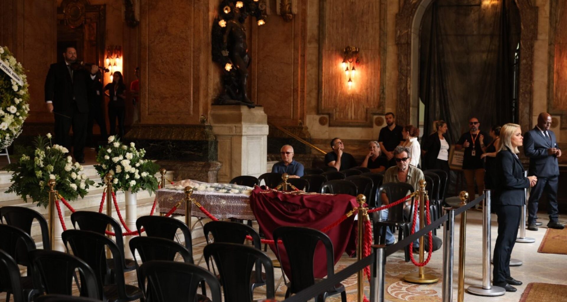 Um ano após morte, viúvo executa testamento e fortuna milionária de ator vai para caridade