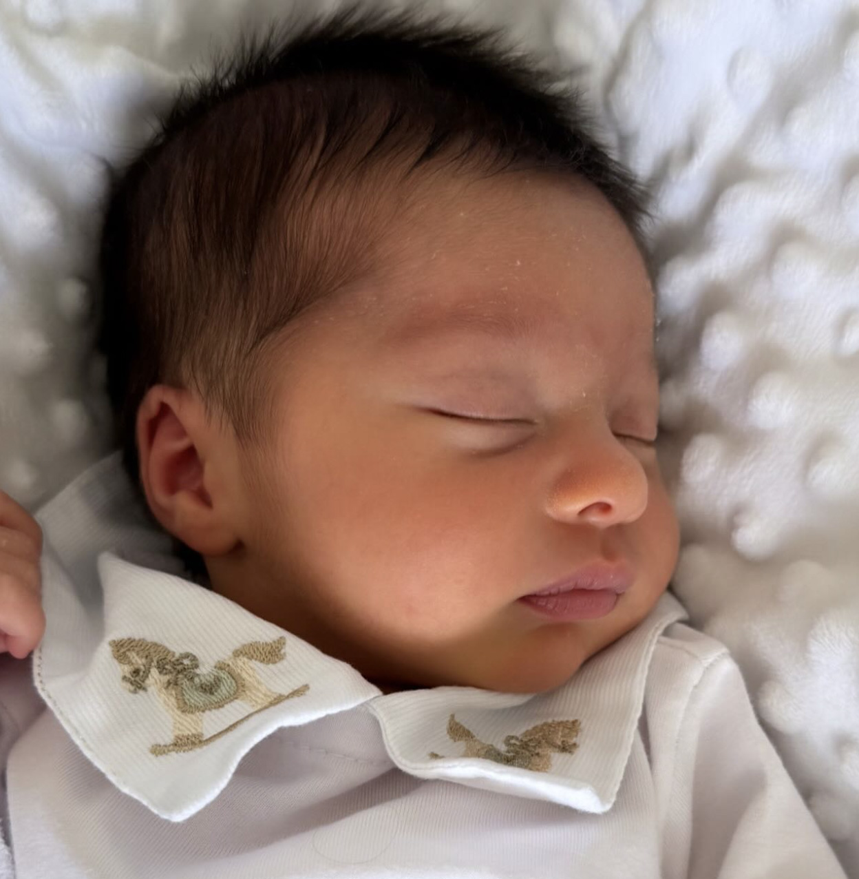 Leo Chaves apresenta o filho Vicente - Foto: Reprodução / Instagram