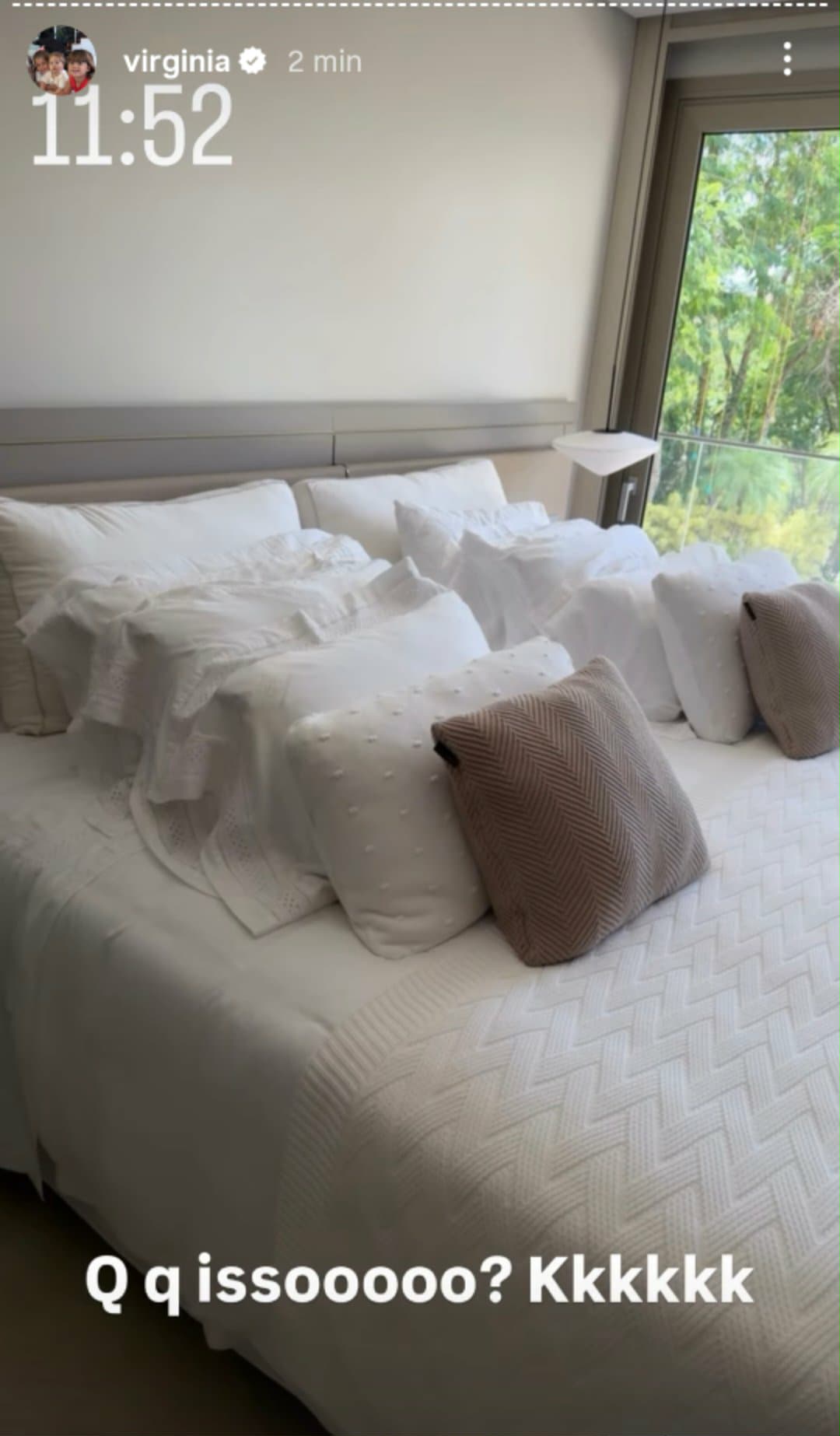 Virginia se choca com quantidade de travesseiro em quarto de sua mansão