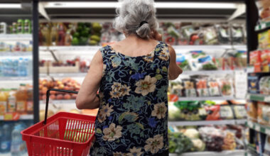 Idosa no supermercado. Crédito: Freepik