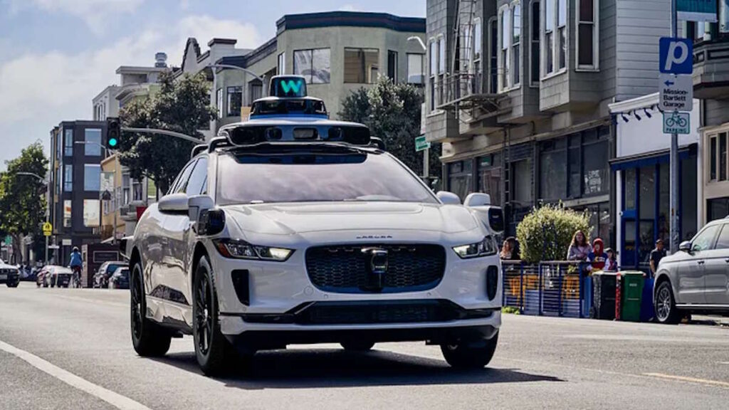 Waymo carro autónomo robotáxis polícia