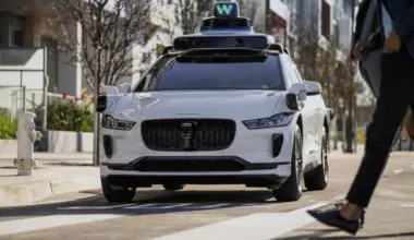 Waymo está a pagar 20 dólares a humanos para fecharem as portas dos seus robotáxis