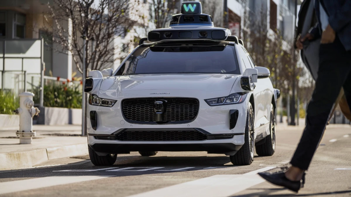 Waymo está a pagar 20 dólares a humanos para fecharem as portas dos seus robotáxis