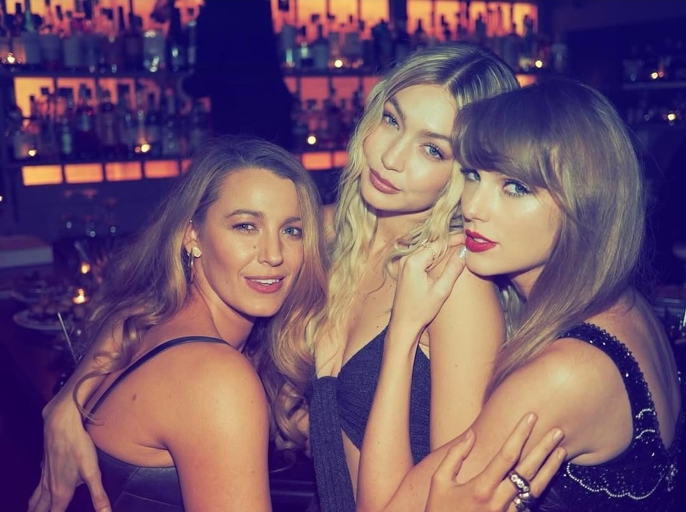 Taylor Swift com Blake Lively e Gigi Hadid na festa de 34 anos — Foto: Reprodução/Instagram