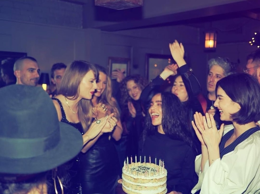 Zoe Kravitz segura o bolo de aniversário de 34 anos de Taylor Swift — Foto: Reprodução/Instagram