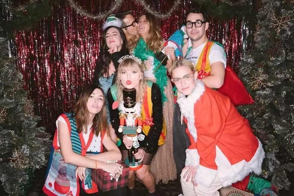 Taylor Swift e sua festa temática de Natal de 30 anos — Foto: Reprodução/Instagram