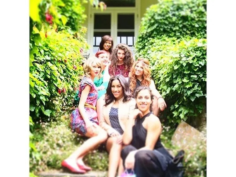 Taylor Swift comemrou s 24 anos ao lado de Lorde com uma festa no jardim na Austrália — Foto: Reprodução/Instagram